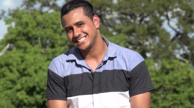 Goofy yetişkin Hispanik erkek kabadayı