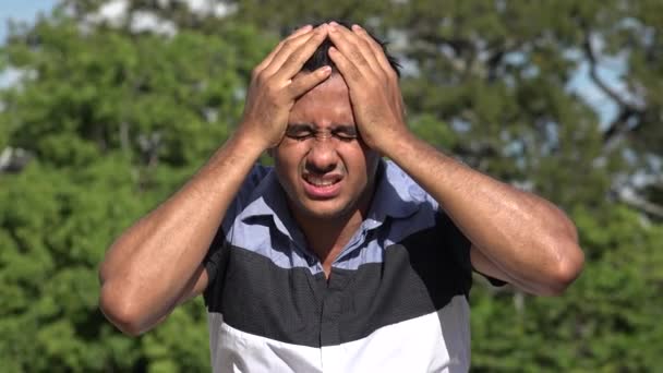 Erwachsener Hispanischer Mann Mit Fieber Oder Kopfschmerzen — Stockvideo