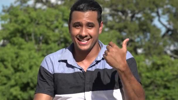Schockierter Erwachsener Hispanischer Mann — Stockvideo