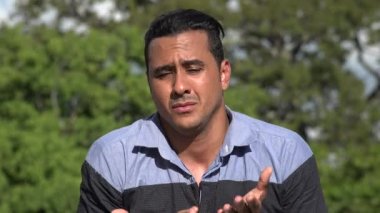 Yetişkin İspanyol adam yalvaran