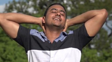 Yetişkin İspanyol adam rahatlatıcı