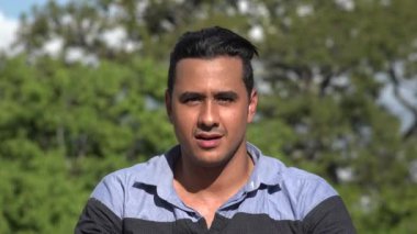 Yetişkin İspanyol adam düşünme karıştı