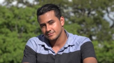 Yakışıklı yetişkin İspanyol adam