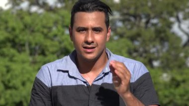 Şok veya ürküyor yetişkin İspanyol adam