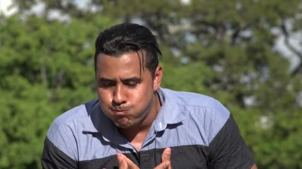 Kranker Erwachsener Hispanischer Mann — Stockvideo