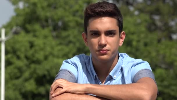 Sourire mâle hispanique adolescent — Video