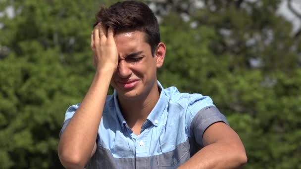 Triste adolescente hispano masculino — Vídeos de Stock