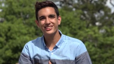 Erkek İspanyol Genç gülüyor