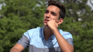 Bir fikir olan düşünme erkek İspanyol Genç