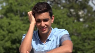 Üzgün erkek İspanyol Genç vurguladı