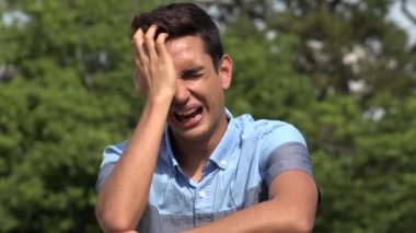 Erkek İspanyol Genç ağlıyor