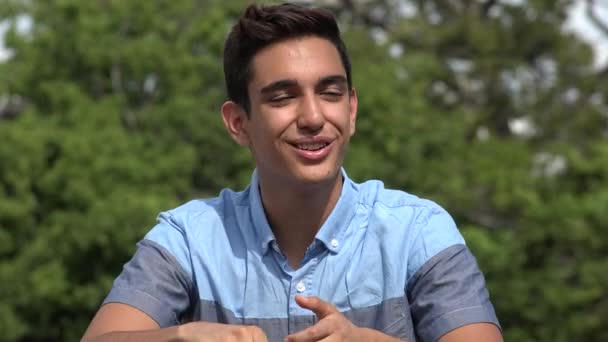 Adolescente hispano masculino feliz hablando — Vídeo de stock