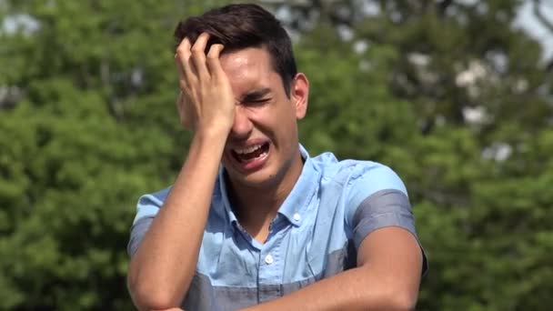 哭泣的男性西班牙裔青少年 — 图库视频影像