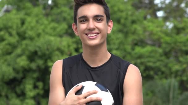 Lachender Athletischer Männlicher Hispanischer Teenager — Stockvideo