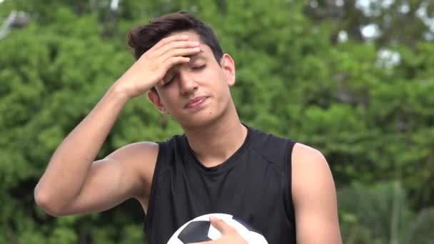 Utmattad Atletisk Manliga Spansktalande Tonåring — Stockvideo