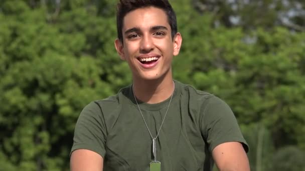快乐的男性西班牙裔少年士兵招募 — 图库视频影像