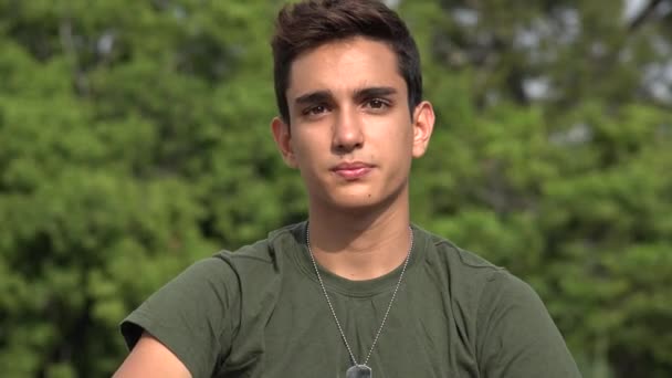 男西班牙裔少年士兵招募敬礼 — 图库视频影像