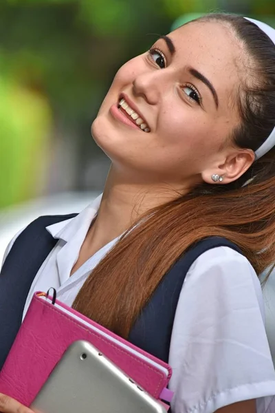 Estudante Colombiana Sorrindo Vestindo Uniforme Escolar — Fotografia de Stock