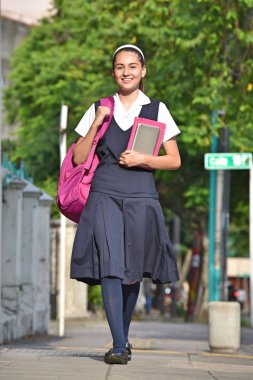 Kaldırımda yürürken liseli kız