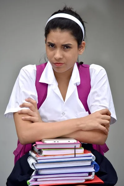 Estudante Bonito Feminino Raiva Vestindo Uniforme Com Livros Didáticos — Fotografia de Stock