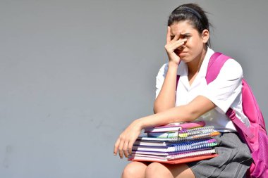 Endişeli kız öğrenci kitapları ile