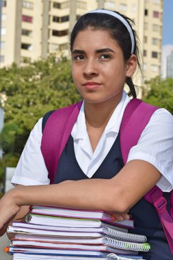 Ciddi Katolik Kolombiya kız öğrenci