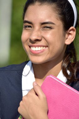 Gülümseyen sevimli Kolombiya kız öğrenci