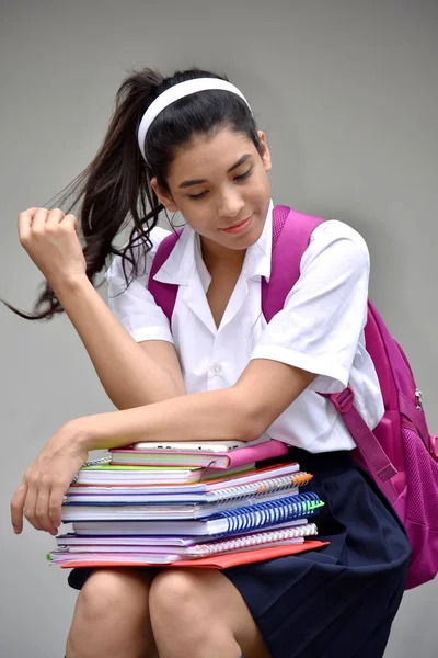Μαθητή Σχολείο Έφηβο Κορίτσι Μακριά Μαλλιά Φορητούς Υπολογιστές — Φωτογραφία Αρχείου