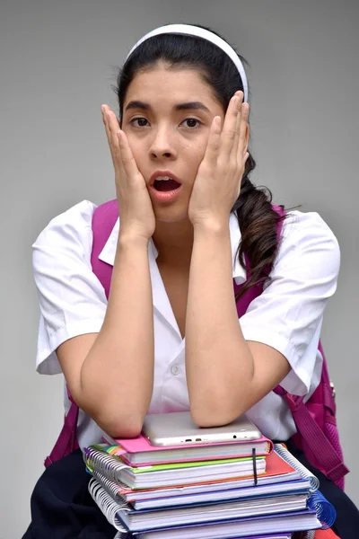 Startled Carino Colombiano Studente Adolescente Scuola Ragazza Indossare Scuola Uniforme — Foto Stock