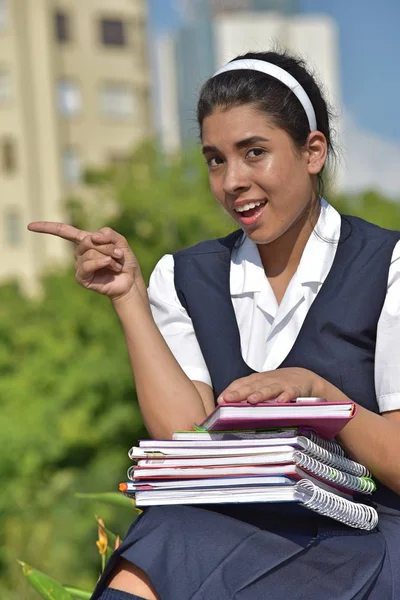 Chica Estudiante Señalando Uso Uniforme Con Cuadernos — Foto de Stock