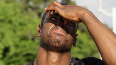 Siyah erkek atlet ve koku