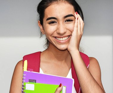 gülümseyen şirin kız öğrenci