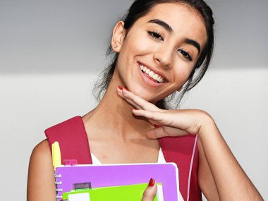 Gülümseyen azınlık kız öğrenci