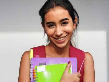 Kız öğrenci ve mutluluk