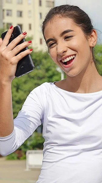 Meisje Met Mobiele Telefoon Gelukkig — Stockfoto