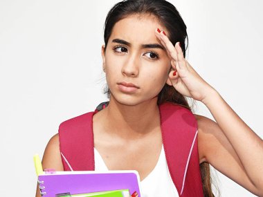 Kolombiyalı genç kız öğrenci selamlayan