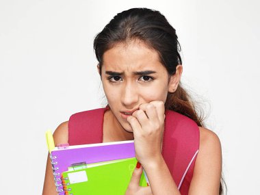 Kolombiyalı genç kız öğrenci ve karışıklık