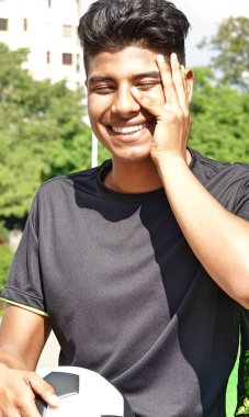 Gülen genç İspanyol erkek futbol oyuncusu