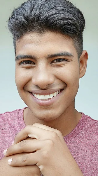 Latino Masculino Sorrindo — Fotografia de Stock