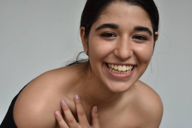 Güzel bir kız gülerek