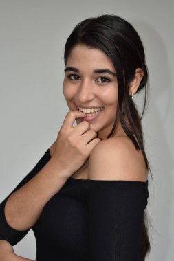 Utangaç bir genç kadın