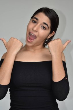 Mutlu genç Kolombiyalı genç erkek