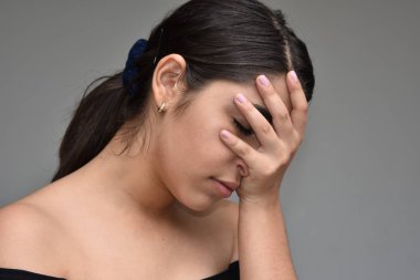 Mutsuz bir İspanyol ve Latin kız