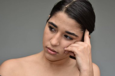 Merak bir Kolombiyalı kadın