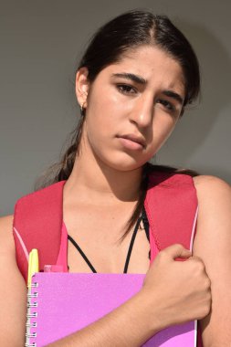 Mutsuz Latina kız öğrenci