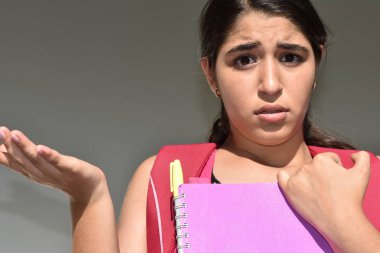 Latina kız öğrenci ve karışıklık