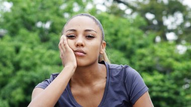 Mutsuz genç Kolombiyalı kişi