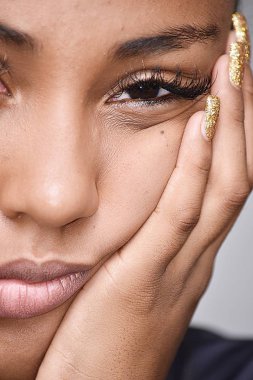 Yalnız çeşitli kız