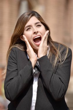 Takım elbise giyen Kolombiyalı kişi şaşırttı