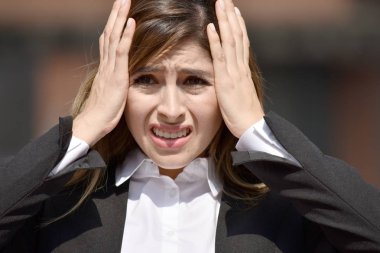 Takım elbise giymiş stres altında iş kadını